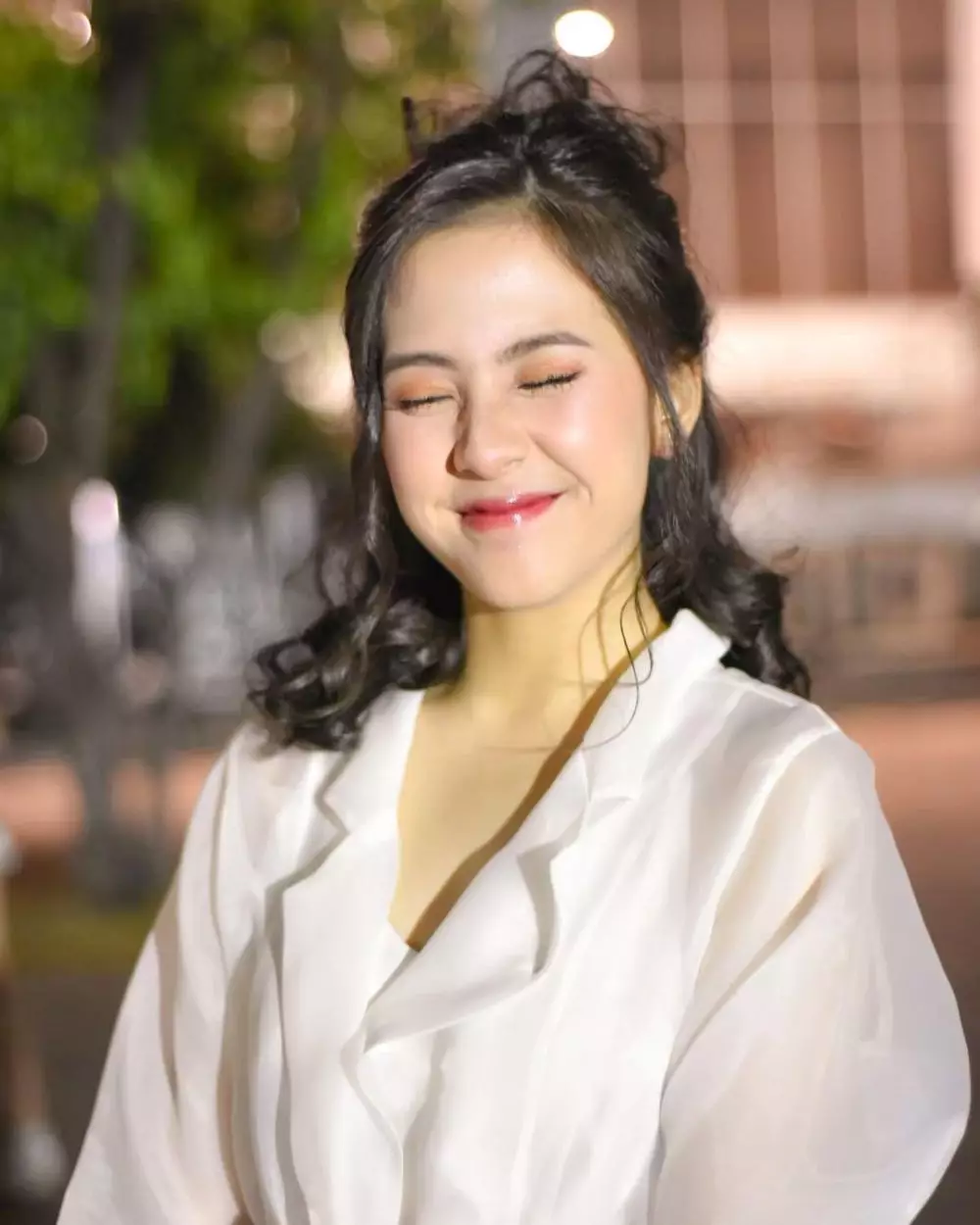 Adhisty Zara bermakeup tebal © 2021 brilio.net