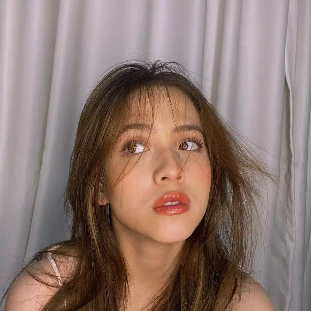 Adhisty Zara bermakeup tebal © 2021 brilio.net