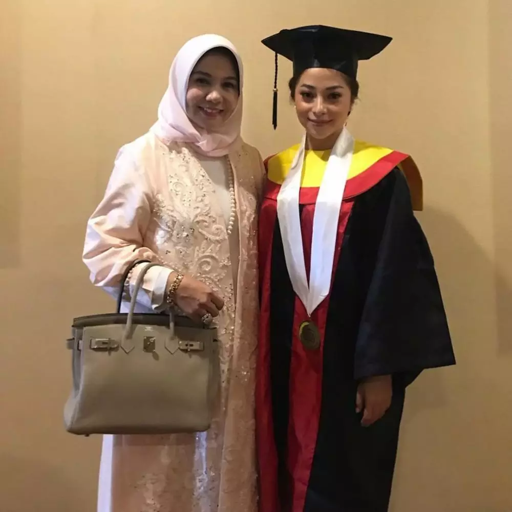 Kebersamaan Nikita Willy dan ibu  © Instagram