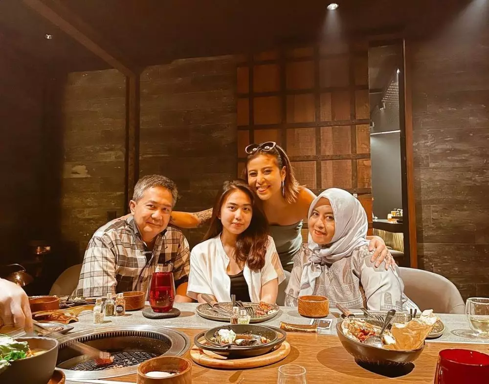 Momen manis Awkarin dengan orang tua Instagram