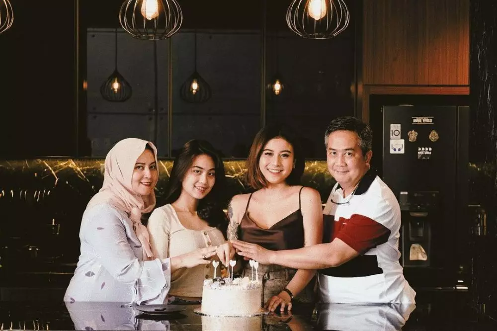 Momen manis Awkarin dengan orang tua Instagram