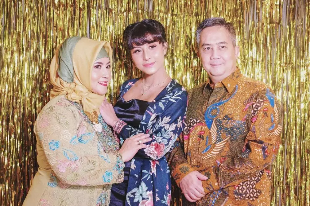 Momen manis Awkarin dengan orang tua Instagram
