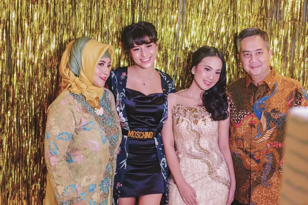 Momen manis Awkarin dengan orang tua Instagram