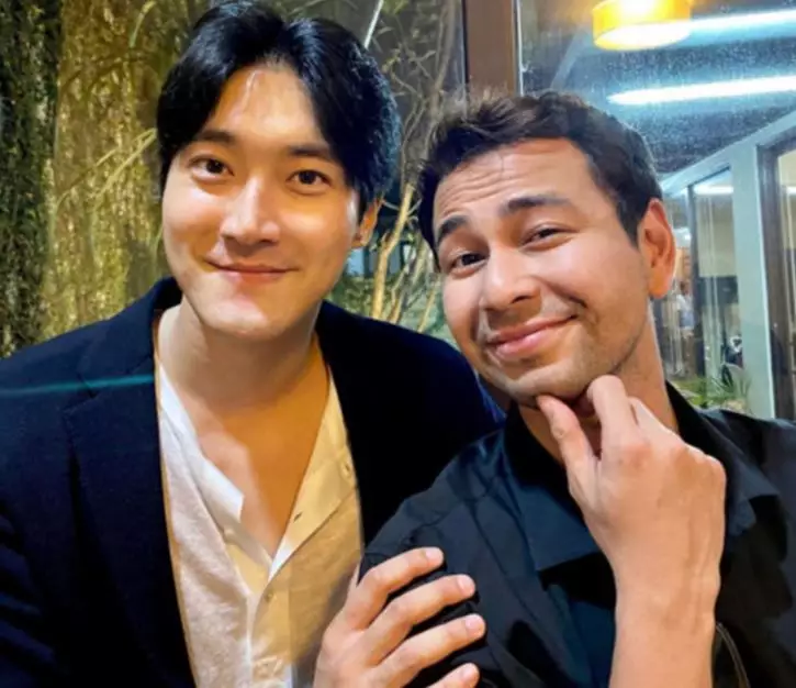 Momen Raffi Ahmad foto bareng artis Korea © 2021 brilio.net