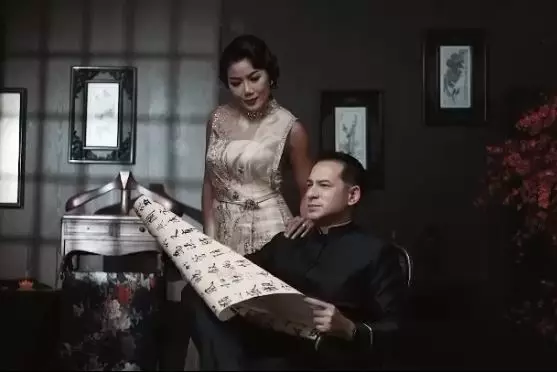 photoshoot Ari Wibowo dan istri bertema imlek Instagram © 2021 brilio.net