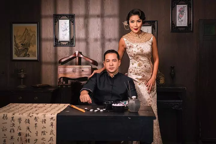 photoshoot Ari Wibowo dan istri bertema imlek Instagram © 2021 brilio.net