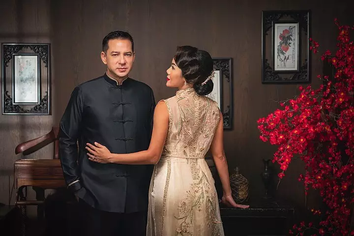 photoshoot Ari Wibowo dan istri bertema imlek Instagram © 2021 brilio.net
