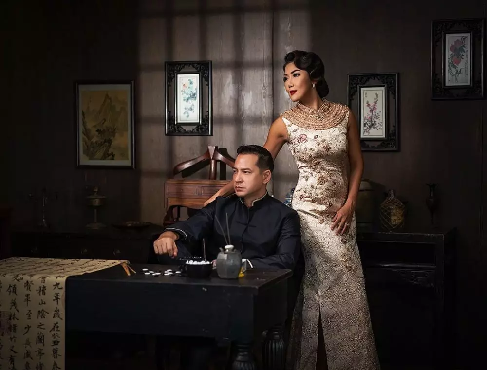 photoshoot Ari Wibowo dan istri bertema imlek Instagram © 2021 brilio.net