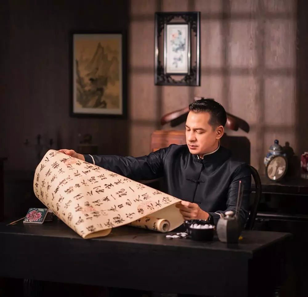 photoshoot Ari Wibowo dan istri bertema imlek Instagram © 2021 brilio.net