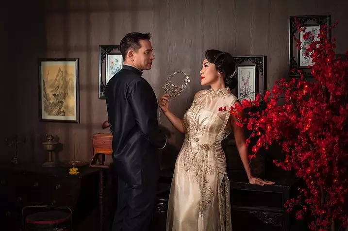 photoshoot Ari Wibowo dan istri bertema imlek Instagram © 2021 brilio.net