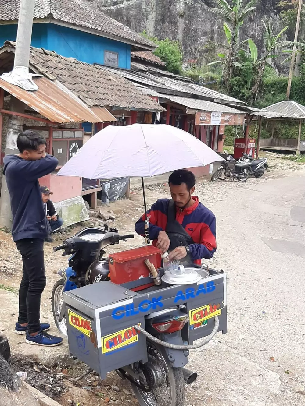 Tulisan di gerobak cilok © berbagai sumber Tulisan di gerobak cilok © berbagai sumber