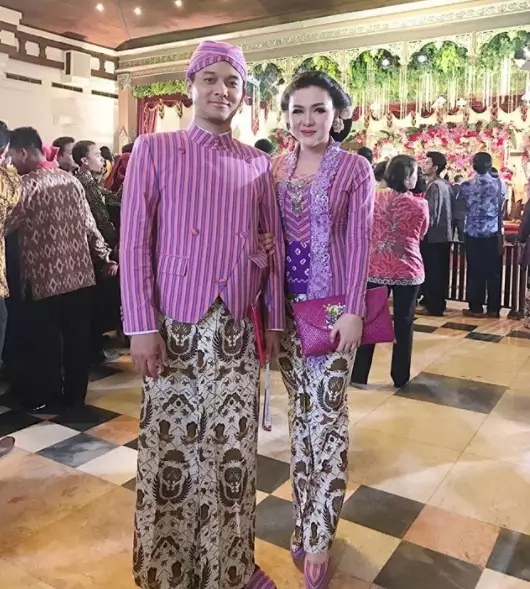 seleb kembaran baju kondangan © 2021 brilio.net