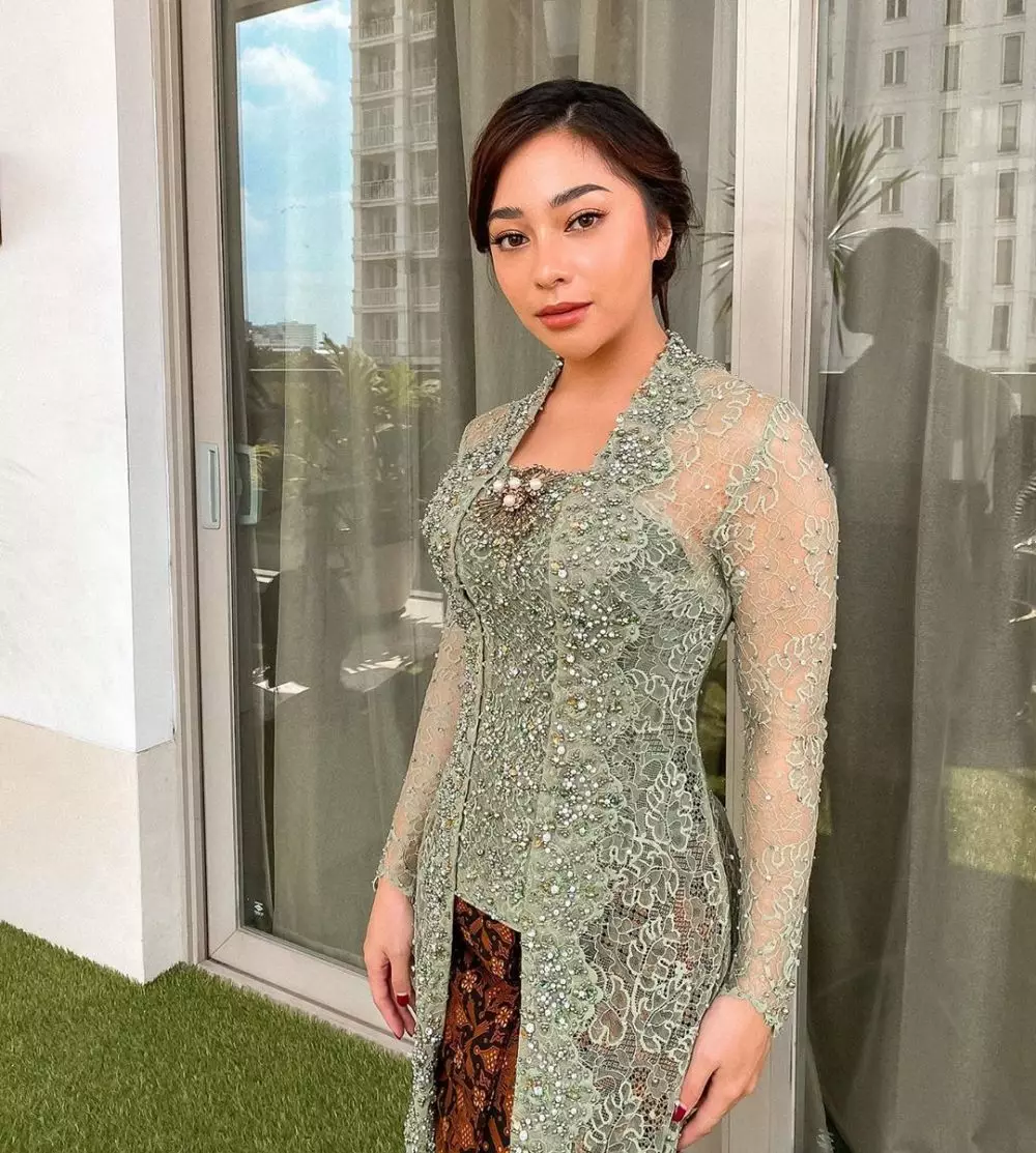 Gaya pesinetron saat kondangan © Instagram Gaya pesinetron saat kondangan © Instagram