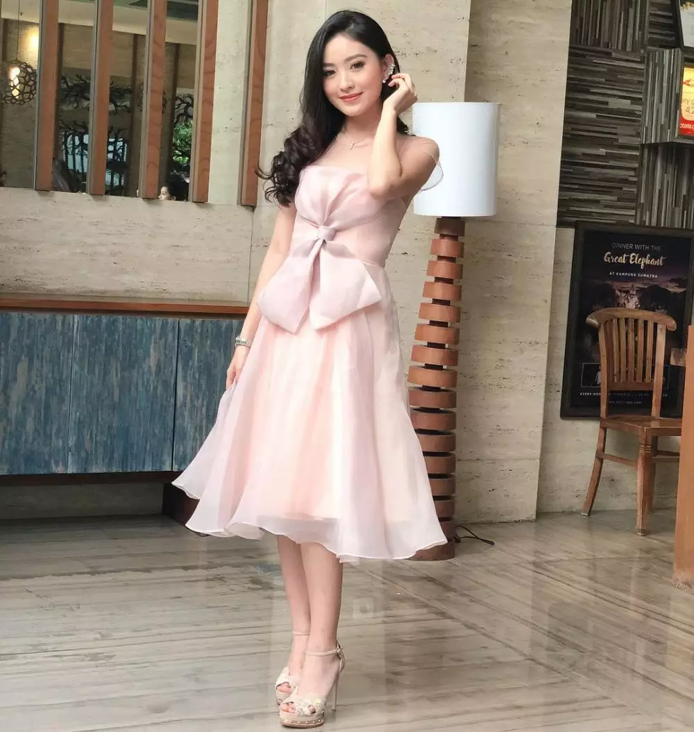 Gaya pesinetron saat kondangan © Instagram Gaya pesinetron saat kondangan © Instagram