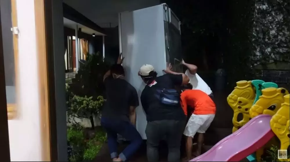 Shireen pindah rumah © YouTube