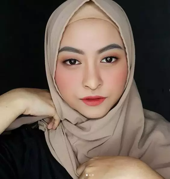 tirukan wajah artis dengan makeup Instagram tirukan wajah artis dengan makeup Instagram