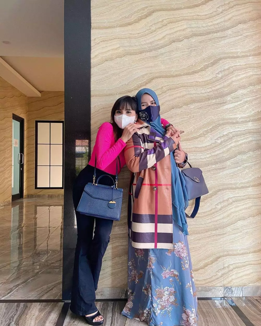 Eva dan Rohimah sahabatan © Instagram