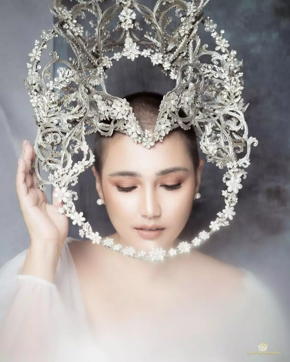 Seleb dengan hiasan kepala estetik © Instagram Seleb dengan hiasan kepala estetik © Instagram