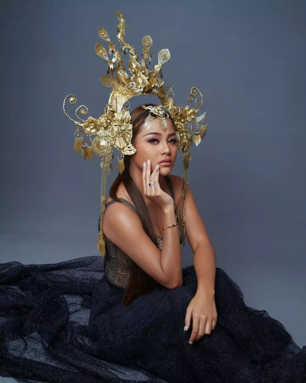 Seleb dengan hiasan kepala estetik © Instagram Seleb dengan hiasan kepala estetik © Instagram