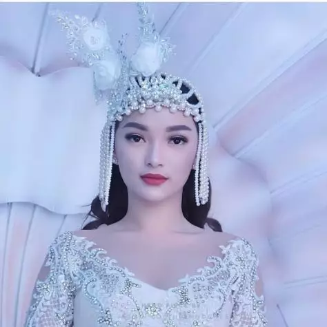 Seleb dengan hiasan kepala estetik © Instagram Seleb dengan hiasan kepala estetik © Instagram