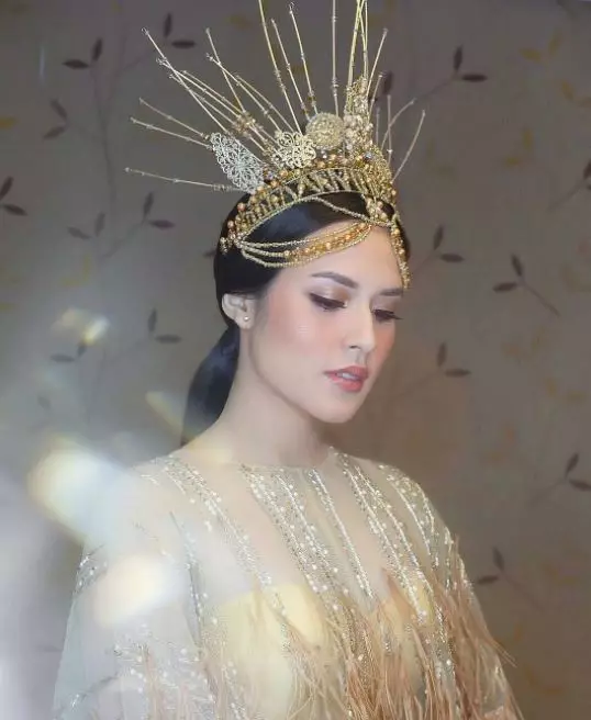 Seleb dengan hiasan kepala estetik © Instagram Seleb dengan hiasan kepala estetik © Instagram