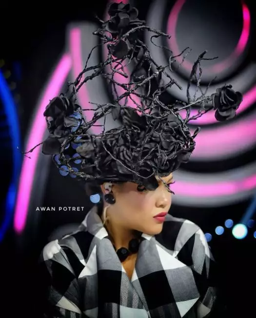 Seleb dengan hiasan kepala estetik © Instagram Seleb dengan hiasan kepala estetik © Instagram