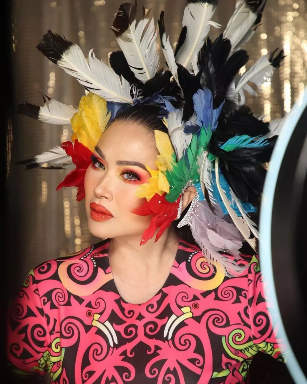 Seleb dengan hiasan kepala estetik © Instagram Seleb dengan hiasan kepala estetik © Instagram