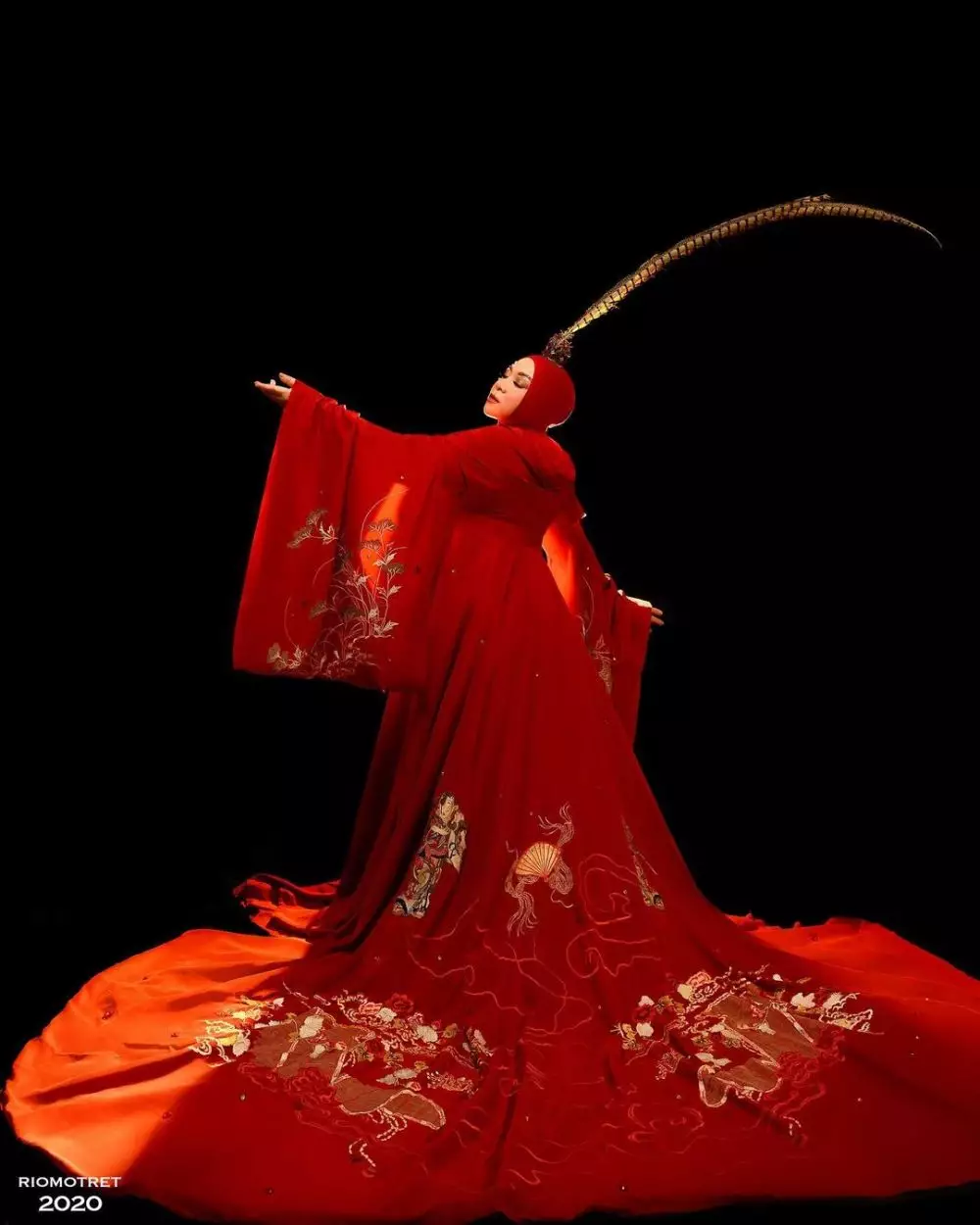 Seleb dengan hiasan kepala estetik © Instagram Seleb dengan hiasan kepala estetik © Instagram