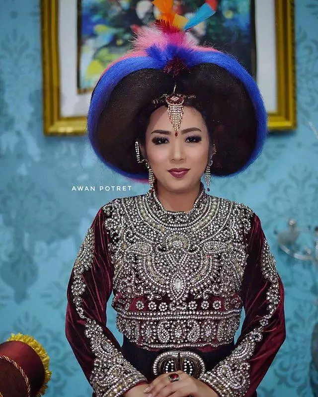 Seleb dengan hiasan kepala estetik © Instagram Seleb dengan hiasan kepala estetik © Instagram