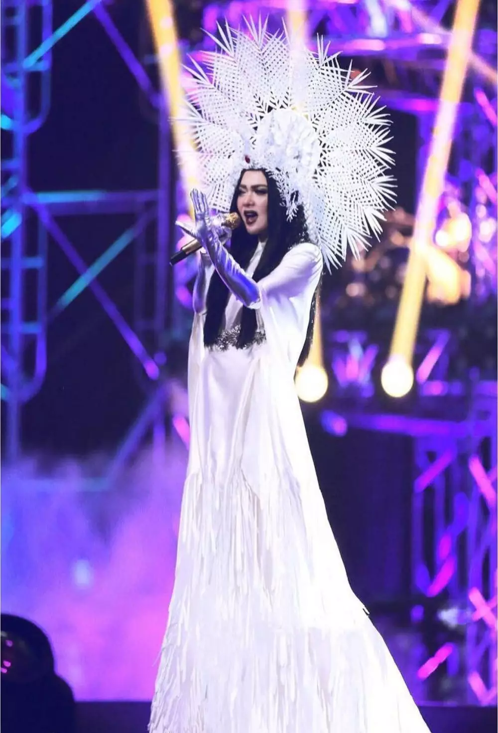 Seleb dengan hiasan kepala estetik © Instagram Seleb dengan hiasan kepala estetik © Instagram