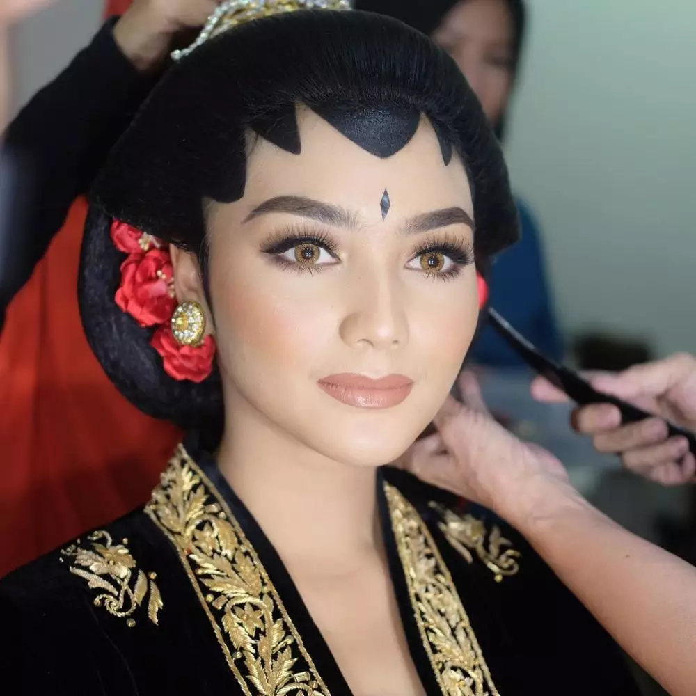 Penampilan seleb dengan dandanan paes © Instagram