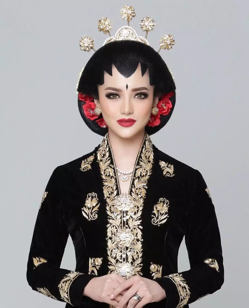 Penampilan seleb dengan dandanan paes © Instagram