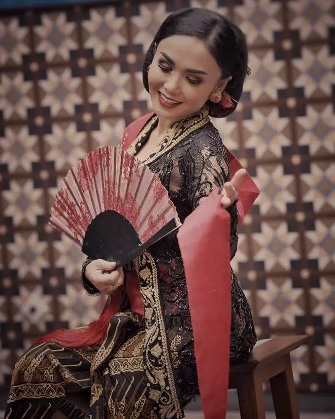 penyanyi cantik saat pakai baju pengantin Jawa Instagram