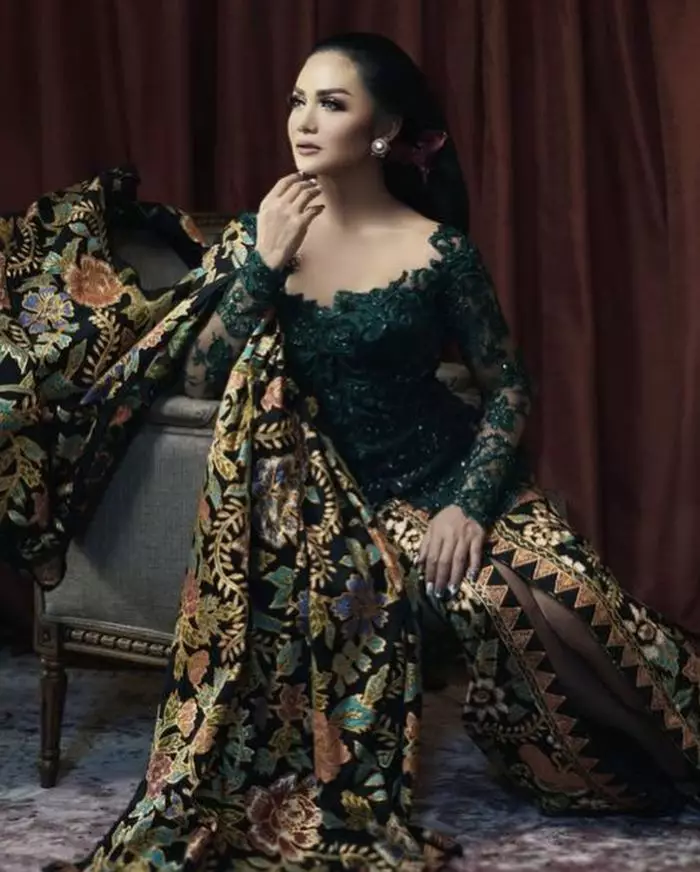 penyanyi cantik saat pakai baju pengantin Jawa Instagram