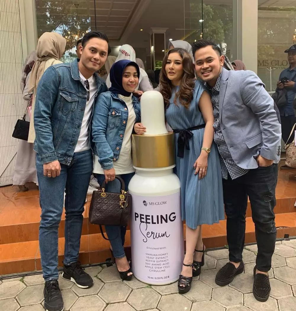 Potret Muzdalifah saat kenakan celana jeans Instagram Potret Muzdalifah saat kenakan celana jeans Instagram