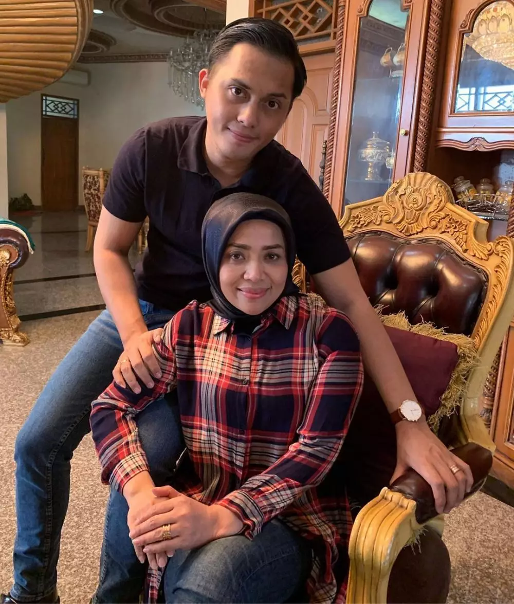 Potret Muzdalifah saat kenakan celana jeans Instagram Potret Muzdalifah saat kenakan celana jeans Instagram