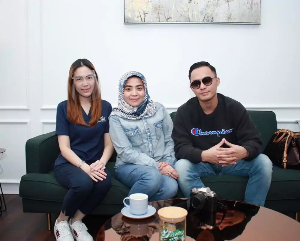 Potret Muzdalifah saat kenakan celana jeans Instagram Potret Muzdalifah saat kenakan celana jeans Instagram