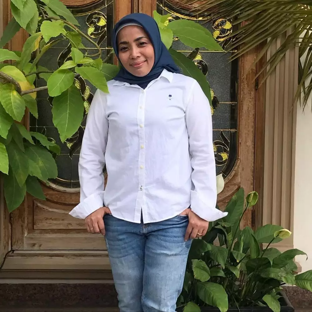 Potret Muzdalifah saat kenakan celana jeans Instagram Potret Muzdalifah saat kenakan celana jeans Instagram