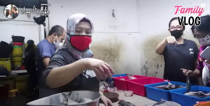 Momen Ussy Sulistiawaty kalap belanja di pasar Instagram dan YouTube Momen Ussy Sulistiawaty kalap belanja di pasar Instagram dan YouTube