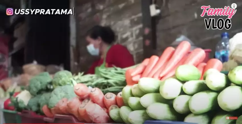 Momen Ussy Sulistiawaty kalap belanja di pasar Instagram dan YouTube Momen Ussy Sulistiawaty kalap belanja di pasar Instagram dan YouTube