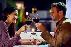 4 Tips menikmati momen spesial sambil menyesap wine, cheers 