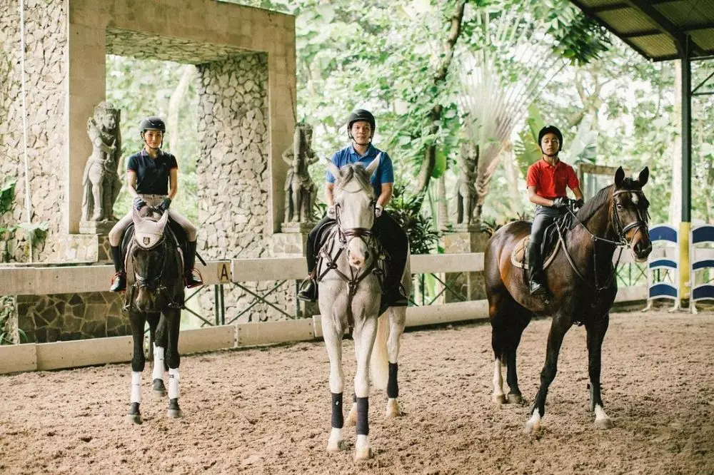 sarwendah pose bareng kuda © Instagram