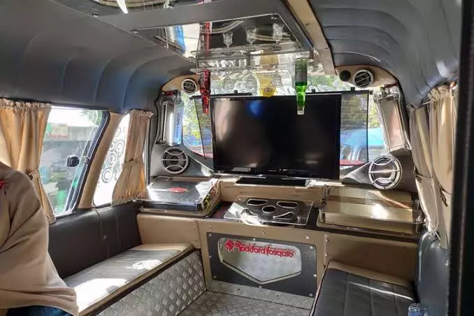 Potret interior angkot  © berbagai sumber Potret interior angkot  © berbagai sumber