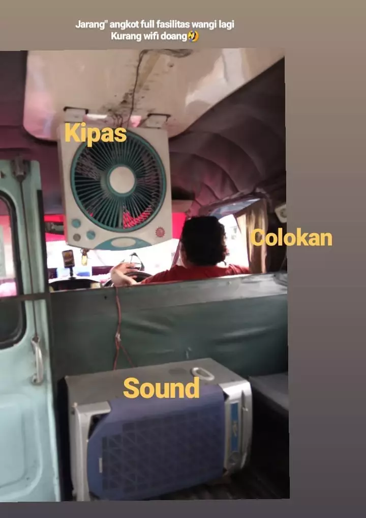 Potret interior angkot  © berbagai sumber Potret interior angkot  © berbagai sumber