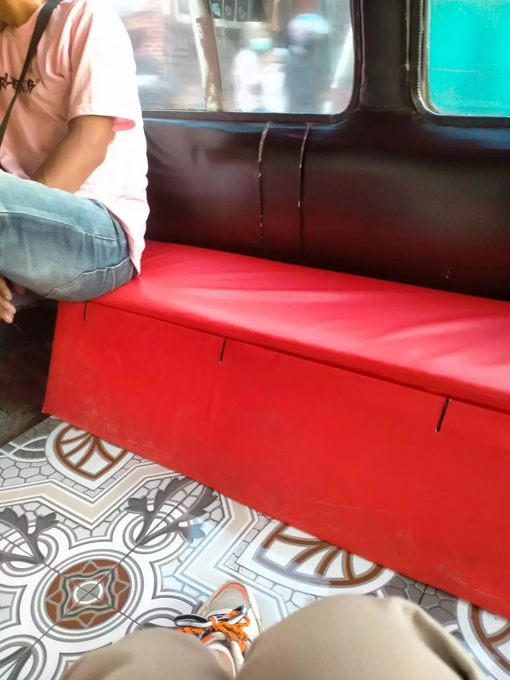 Potret interior angkot  © berbagai sumber Potret interior angkot  © berbagai sumber
