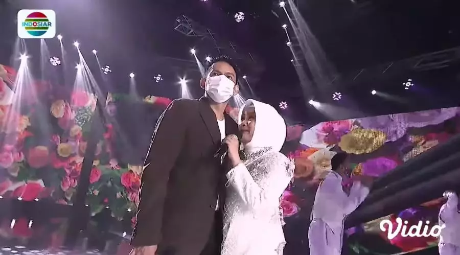 Ikke dan Karlie usai menikah © YouTube