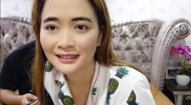 Vega Darwanti didandani suami © YouTube