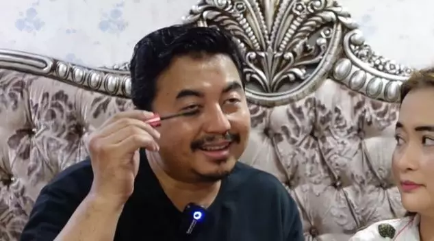 Vega Darwanti didandani suami © YouTube