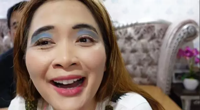 Vega Darwanti didandani suami © YouTube