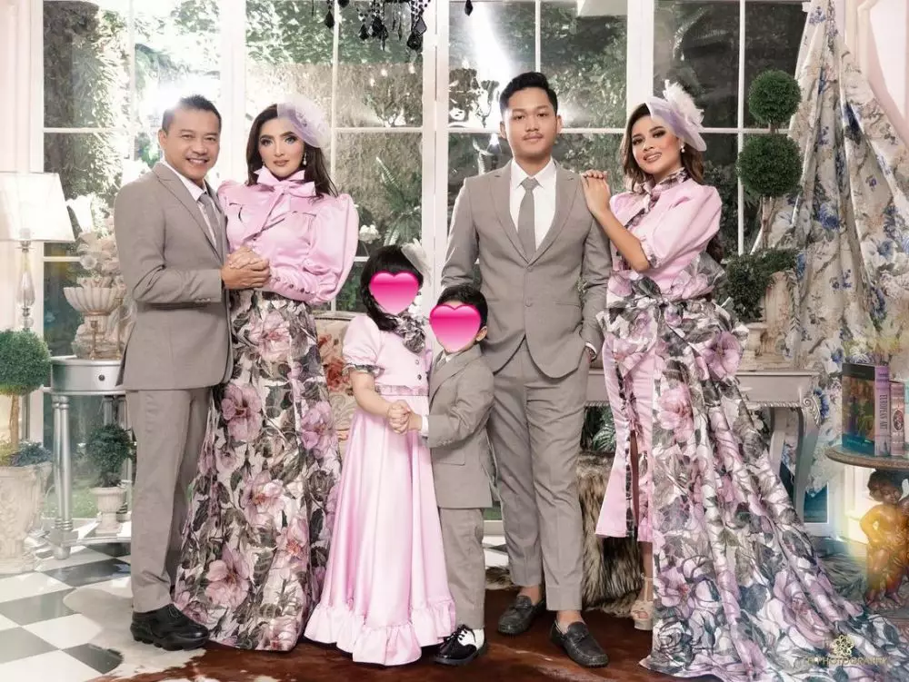 Pemotretan keluarga Hermansyah bertema valentine © Instagram